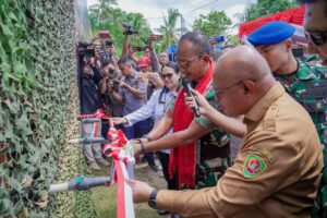 Pangdam XV/Pattimura Mayjen TNI Putranto Gatot Sri Handoyo saat meresmikan fasilitas air bersih di Desa Wayame. Sumber : rri.co.id