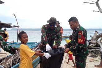 TNI dan sejumlah anak-anak saat mengumpulkan sampah plastik. Sumber : rri.co.id
