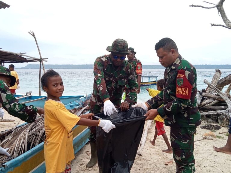 TNI dan sejumlah anak-anak saat mengumpulkan sampah plastik. Sumber : rri.co.id