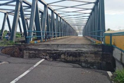 Kondisi Jembatan Kali Oba II yang longsor. Sumber : tribunternate.com