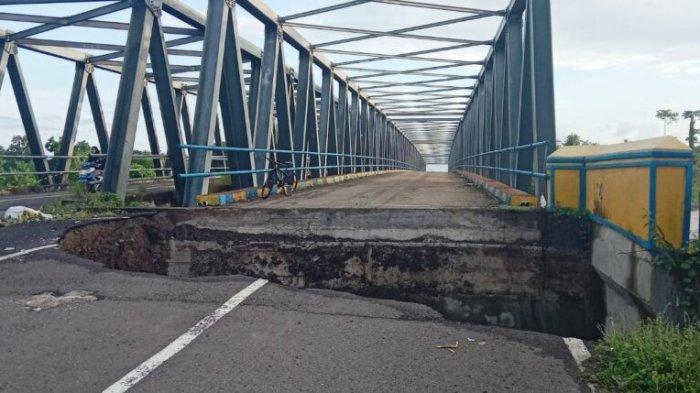 Kondisi Jembatan Kali Oba II yang longsor. Sumber : tribunternate.com
