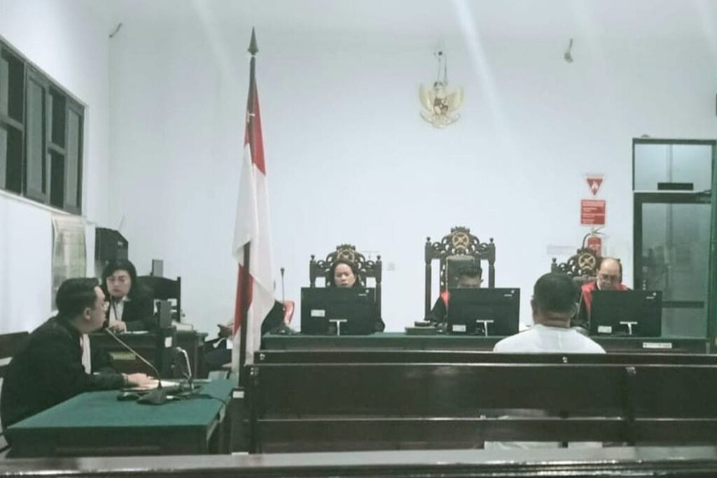 Majelis hakim Pengadilan Tipikor Negeri Ambon saat membacakan putusan terhadap terdakwa kasus korupsi dana desa, Hasan Basri Tidore. Sumber : kompas.com