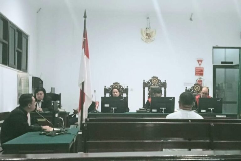 Majelis hakim Pengadilan Tipikor Negeri Ambon saat membacakan putusan terhadap terdakwa kasus korupsi dana desa, Hasan Basri Tidore. Sumber : kompas.com