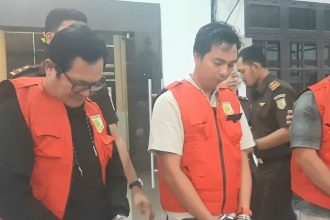 Ketiga tersangka korupsi dana desa. Sumber: tribunmerdeka.com