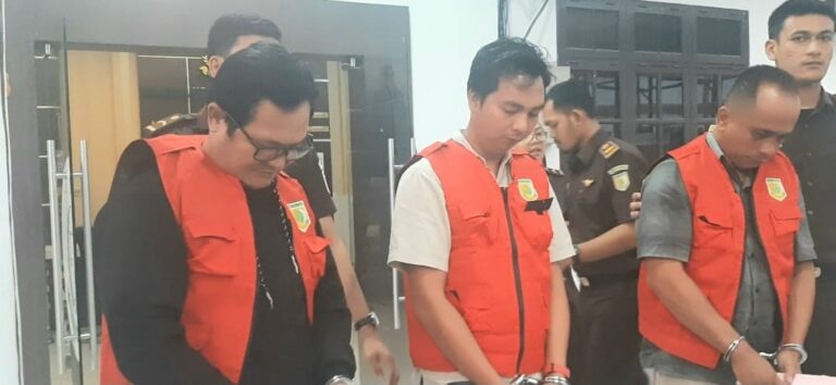 Ketiga tersangka korupsi dana desa. Sumber: tribunmerdeka.com