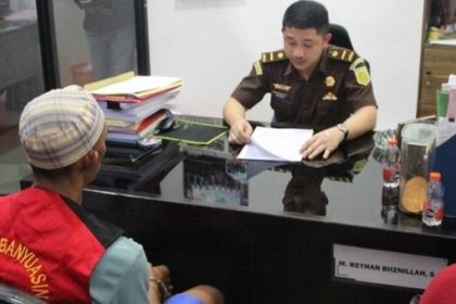 Eks Kades Muara Baru saat diperiksa di Kejari. Sumber: detik.com