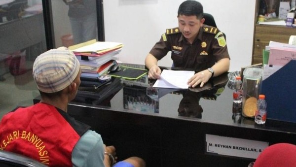 Eks Kades Muara Baru saat diperiksa di Kejari. Sumber: detik.com