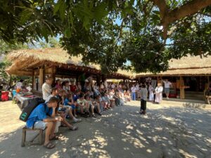 Dusun Wisata Budaya Sade, Suku Sasak menjadi salah satu tujuan utama wisatawan mancanegara. Sumber : Dok Pemandu Wisat/Sanah