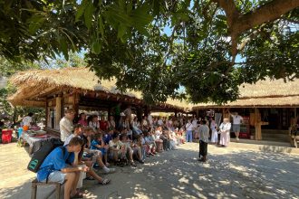 Dusun Wisata Budaya Sade, Suku Sasak menjadi salah satu tujuan utama wisatawan mancanegara. Sumber : Dok Pemandu Wisat/Sanah