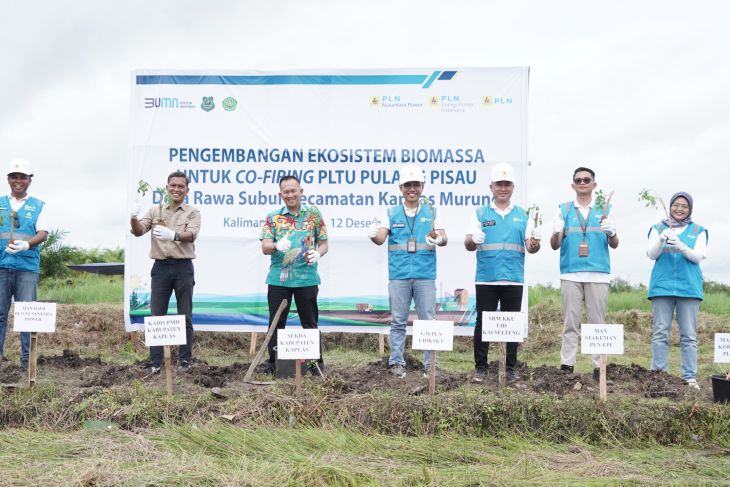 Foto bersama sambil memegang bibit pohon Gamal (Gliricidia Sepium). Sumber: HO-PLN UID Kalselteng
