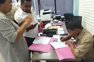 tiga Lembaga Swadaya Masyarakat (LSM) Kediri, saat menindaklanjuti kasus korupsi pengisian perangkat di kabupaten Kediri. Sumber Foto: TransIndonesia