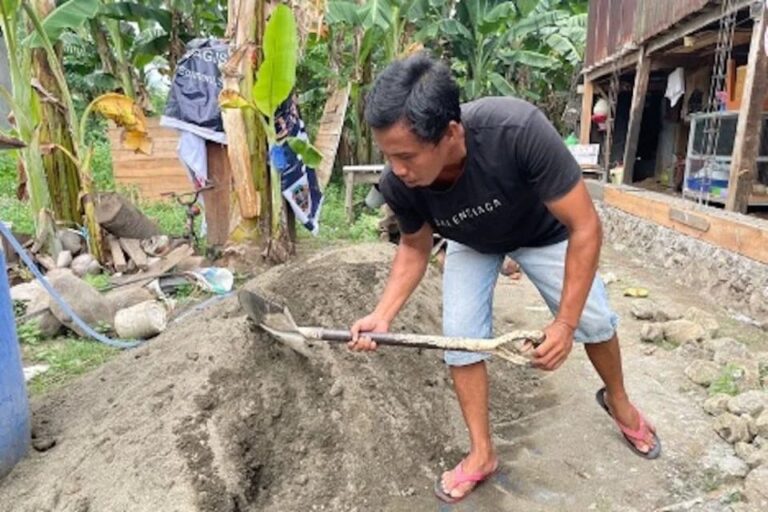 Warga saat membantu instalasi listrik bantuan dari Kementerian ESDM. Sumber: katadata.co.id.