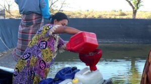 Seorang warga saat antri air bersih. Sumber: Tribuntimur.com