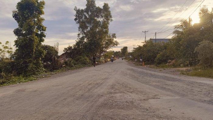 Kondisi ruas jalan yang masih dalam tahap perbaikan. Sumber : ternate.tribunnews.com