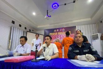 Konferensi pers pengungkapan kasus Kades di Sinar Laut dan Pengurus BUM Desa atas dugaan korupsi dana desa. Sumber: tribunbengkulu.com