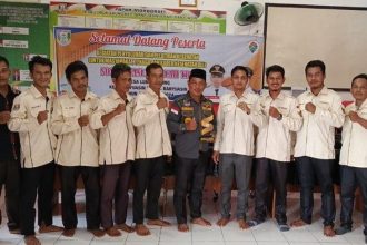 Foto bersama usai serah terima penghargaan. Sumber: tribunnews.com