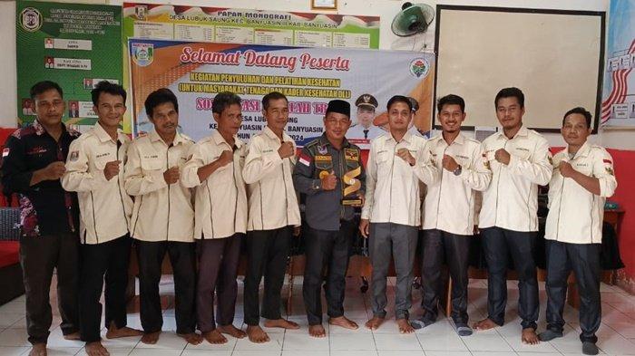 Foto bersama usai serah terima penghargaan. Sumber: tribunnews.com