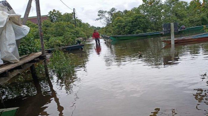 Kondisi banjir di Desa Keliling Semulung, Kecamatan Embaloh Hilir, Kabupaten Kapuas Hulu. Sumber: Tribunpontianak