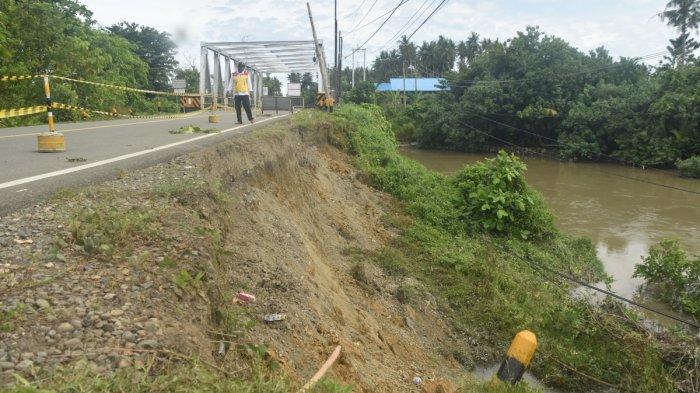 Kondisi jalan nasional ruas Desa Karya Bersama yang mengalami longsor. Sumber: Tribun-Sulbar.com