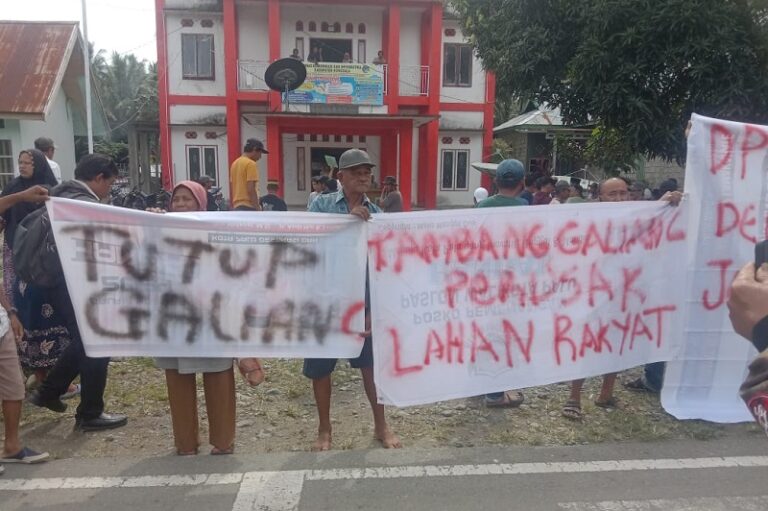 Aksi unjuk rasa Warga Desa Bou tolak tambang galian C. Sumber: teraskabar.id