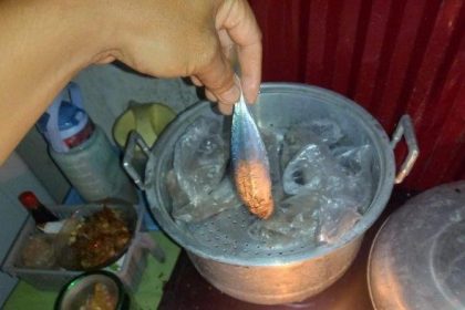 Ikan membusuk akibat listrik ladam. Sumber: tribunmanado.com