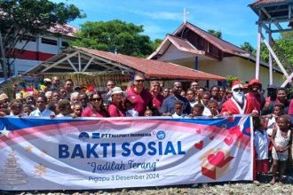 Foto bersama karyawan PTFI dan masyatakat Kampung Pigapu. Sumber: papua.tribunnews.com