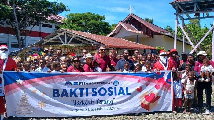 Foto bersama karyawan PTFI dan masyatakat Kampung Pigapu. Sumber: papua.tribunnews.com