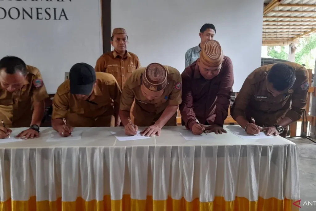 Penandatangan komitmen menjaga lingkungan oleh 5 di Kabupaten Pohuwato. Sumber: Antara.com