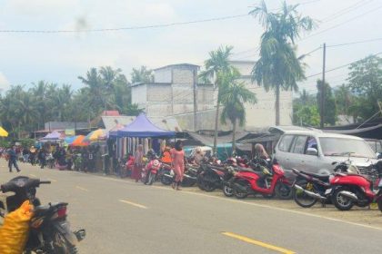 Kondisi Pasar Desa Randomayang yang mulai ramai menjelang Nataru. Sumber: Tribunnews.com