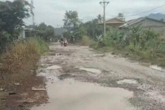 Kondisi jalan rusak di Desa Topoyo. Sumber: Tribunsulbar.com
