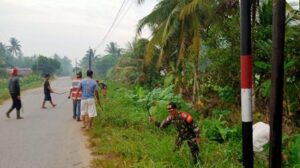 Warga Desa Sungai Toman, Kecamatan Salatiga, Kabupaten Sambas, Kalimantan Barat, melakukan aksi gotong royong membersihkan jalan. Sumber: Tribunkaltim