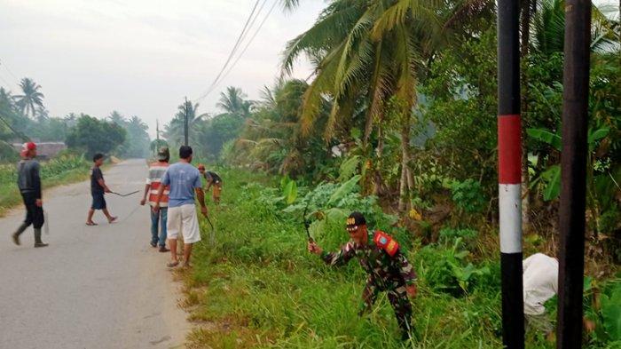 Warga Desa Sungai Toman, Kecamatan Salatiga, Kabupaten Sambas, Kalimantan Barat, melakukan aksi gotong royong membersihkan jalan. Sumber: Tribunkaltim