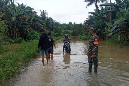 Banjir yang menngenangi jalan penghubung antar Dusun di Desa Makmur Jaya. Sumber: tribun-sulbar.com