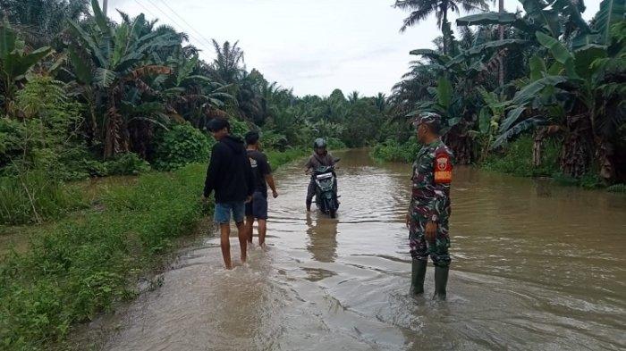 Banjir yang menngenangi jalan penghubung antar Dusun di Desa Makmur Jaya. Sumber: tribun-sulbar.com