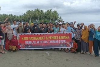 Aksi penolakan tambang di Desa Babana. Sumber: Inews.com