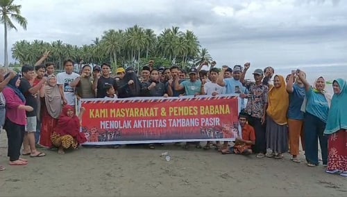 Aksi penolakan tambang di Desa Babana. Sumber: Inews.com