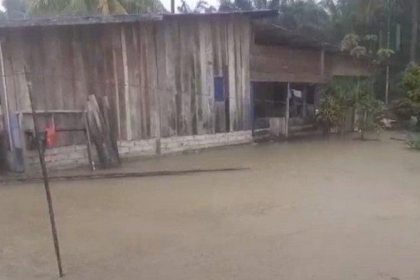 Kondisi rumah warga yang tergenang banjir akibat hujan lebat. Sumber: tribunpalu.