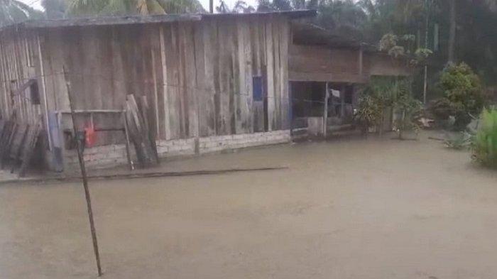 Kondisi rumah warga yang tergenang banjir akibat hujan lebat. Sumber: tribunpalu.