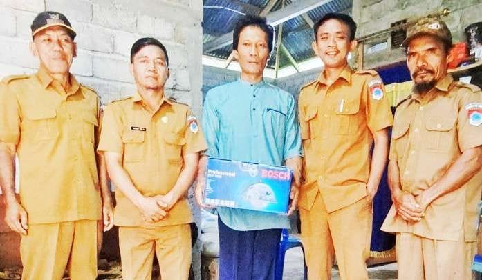 Kerja sama antara Pemdes Bukaka dengan pengrajin rotan. Sumber: RRI