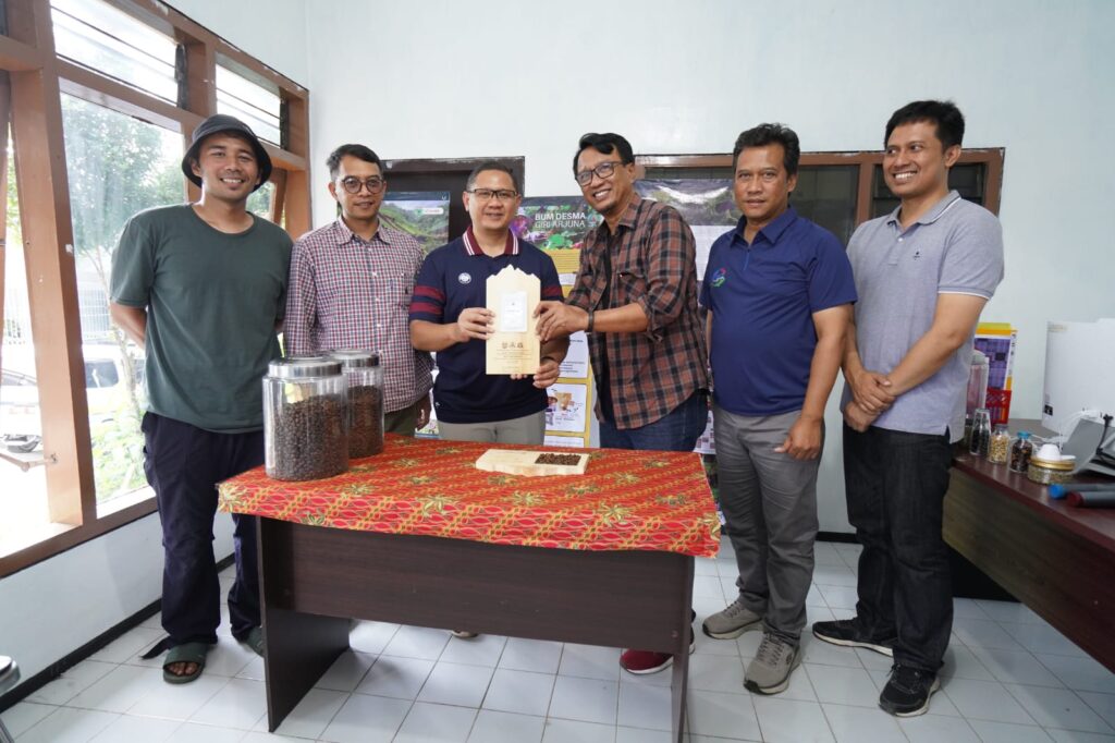 Kopi Arabika Desa Bulukerto: Transformasi Pertanian, Penguatan Ekonomi Lokal hingga Upaya Konservasi Panen kopi bersama PJ Walikota Batu beserta OPD Kota Batu sekalian launching produk kopi Giri Arjuna. Sumber: Dokumentasi Oktavian Dwi Hermanto.