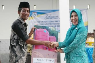 Penyerahan sarana prasarana air bersih di Desa Letawa. Sumber: Antara.