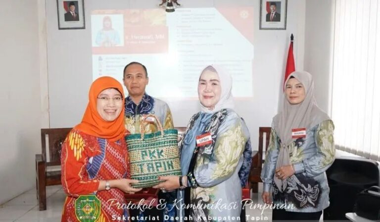 Tim Penggerak PKK Kabupaten Tapin, Kalimantan Selatan mengunjungi Desa Dieng Kulon, Jawa Tengah. Sumber : Ho-Tapin