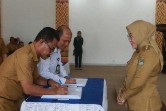 Penandatanganan MoU penggunaan aplikasi transaksi nontunai untuk desa. Sumber: Antaranews.com