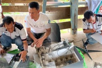 Pemasangan jaringan internet Starlink di Desa Tabulahan. Sumber: Humas Sulawesi Barat.