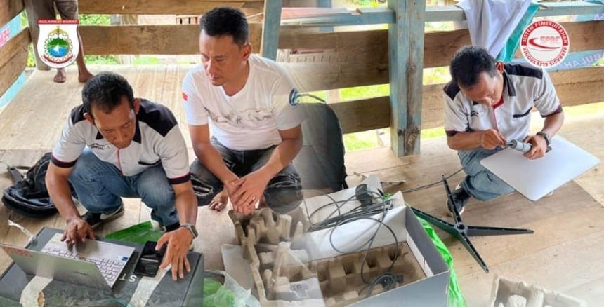 Pemasangan jaringan internet Starlink di Desa Tabulahan. Sumber: Humas Sulawesi Barat.