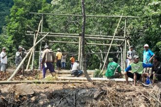 Warga dua dusun di desa Satar Lenda gotong royong bangun kantor desa secara swadaya. Sumber foto : Istimewa