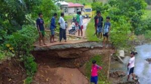 Kondisi jalan utama Desa Buhu yang terputus akibat longsor. Sumber: tribungorontalo.com.