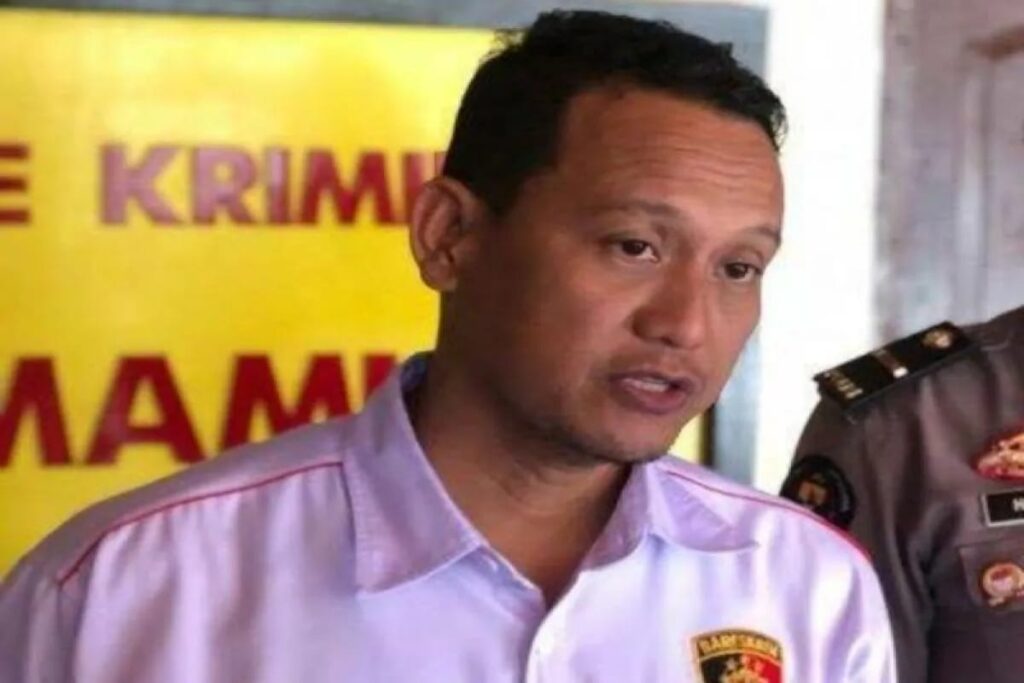 Pihak kepolisian yang menangkap pelaku penggelapan dana Kelompok Tani di Desa Tommo. Sumber: Antara.com