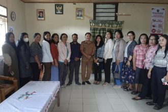 Foto bersama usai penyerahan insentif Guru Sekolah Minggu, Guru Ngaji, TK dan PAUD di Desa Buntubuda. Sumber: Inews.com