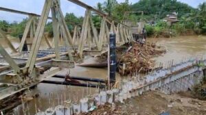 Kondisi jembatan yang ambrol. Sumber: Tribunnews.com